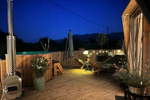 Terrasse spacieuse éclairée