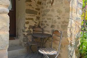 Petite terrasse privative devant l'entrée de la chambre