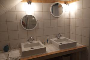 salle de bain avec 2 vasques