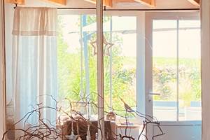 Ambiance lumineuse dans le salon, prolongée par un accès direct à la terrasse