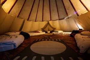 Literie simple dans notre grand Tipi