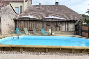 Piscine 7x4m - transats - salon de jardin - parasol