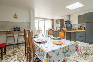 grande-cuisine-equipee-gite-vacances-canal-du-midi