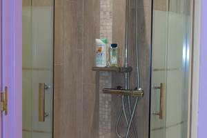 douche chambre charlotte - gel douche et shampoing à disposition