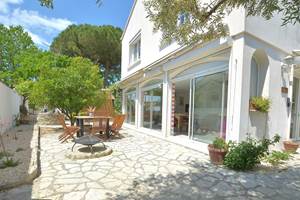 villa-les-salines-flamant-location-appartement-maison-vacances-grau-du-roi-jardin-proche-plage