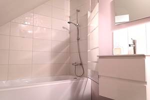 salle de bain de la chambre 10 avec baignoire