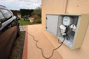 mas-des-anges-borne-recharge-voiture-electrique-exterieur_parking-ecoresponsable_soussans-margaux