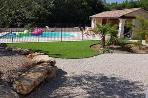 Vue piscine gîte Rires de Provence Luberon Lub'heureux