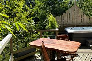 Terrasse a 9m avec coin repas et spa privatif