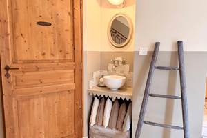 Le lavabo devant les toilettes du rez-de-chaussée