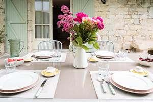 Table extérieure du gîte pour repas en plein air à Belvèze