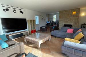 salon-cinema-grand-ecran-spacieux-location-maison-vacances-bade-golfe-du-morbihan