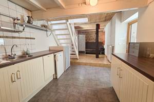 Cuisine avec escalier menant aux chambres