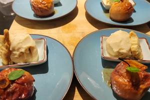 Assiettes de spécialités corses authentiques préparées avec des produits frais à la table d'hôtes.