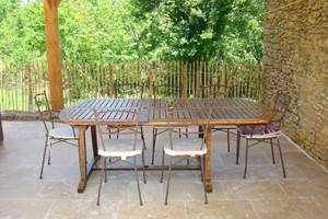 table sous le auvant