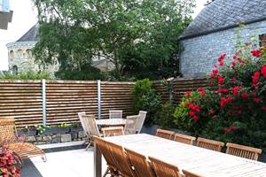 De la terrasse exposée au soleil de fin d'après midi, vous verrez l'église classée de Xhignesse