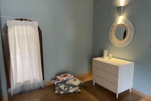 CHAMBRE AQUA-GRIS 1ER E´TAGE vue commode MF