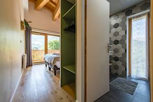 Chambre 2ème étage  Sud Ouest - entrée et salle de bain sur la droite