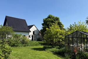 Le jardin et le potager offrent un paysage différent à chaque saison! Pommiers, poirier, noyer, pêcher, pruniers, cotoient les rosiers et les arbustes ornementaux