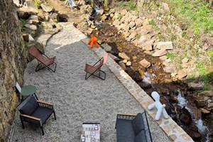 terrasse au bord du ruisseau