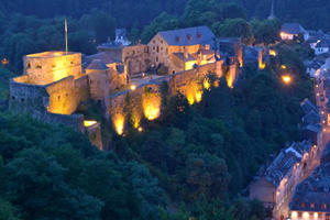 Le château fort et ses illuminations nocturnes (© G. OLIVIER)