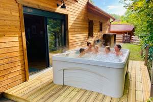 Spa privatif chauffé à 38°C avec vue sur la forêt