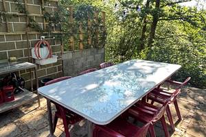 La terrasse toujours ombragée et aérée