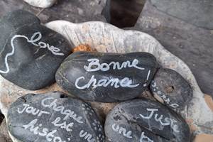 Des mots sur la pierre