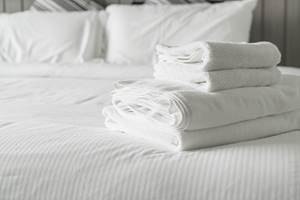 serviette-blanche-decoration-du-lit-dans-interieur-chambre