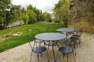 Au gîte Rocamadour, jardin clos , qui allie charme des vieilles pierres, du bois et de l'authenticité.