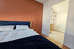 Gîte le Granit des Champs - Mainsat - Chambre double 1er étage avec salle d'eau