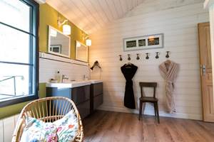 Salle de bain avec sauna de notre hébergement proche de Bréhat DIGUE et DENTELLE - Les Maisons de Victoire à Binic