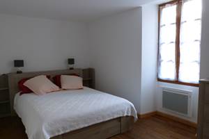 Chambre double rez de chaussée (en semi-étage)