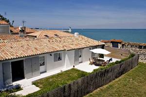 jardin et terrasse avec accès direct sur la plage