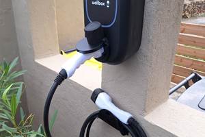 Borne recharge Voiture avec prise