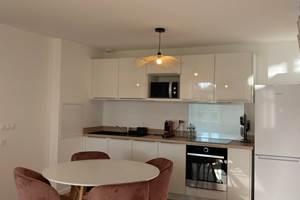 appartement-meuble-cambo-les-bains-cuisine-equipee.jpg