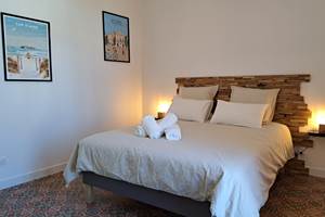 Deuxième vue de la chambre côté jardin du gîte Le Ramonetage.