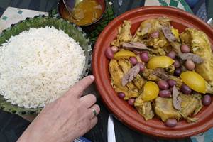 Un tajine fait au riad Menthe et Citron à Meknès : le plat traditionnel par excellence