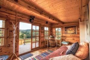 chalet cocooning avec coin repas, salle de bain et toilettes
