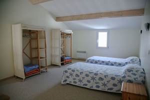 Chambre sur la mezzanine dans une maisonnette à louer, pour 2 à 5 personnes, de l'hôtel résidence les alizés sur l'île d'Oléron