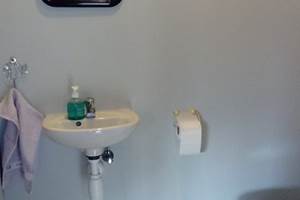 toilette séparée et lave mains