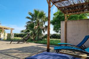 chaises longues au bord de la piscine