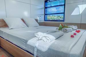 Chambres-spacieuses-lumineuse-mer-plage-bateau-lit-Queen-Size-anse-mitan-martinique