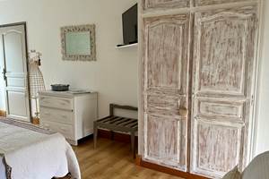 Une penderie ,commode .
