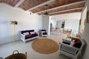 22- Oliveres Patio Entree 2 1600 x 1200
