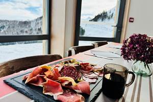 Gastronomie béarnaise avec vue panoramique sur les Pyrénées