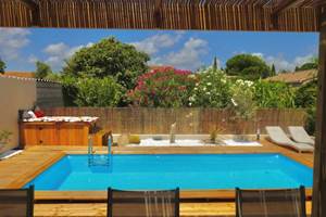 vue sur piscine de la chambre