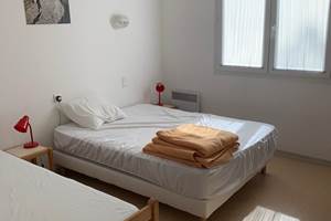 lepetitbois46_Leyme_Family+ PMR_chambre triple_1_Gîte 22