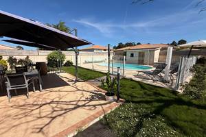 terrasse-ombragee-piscine-securisee-jardin-mas-des-anges-soussans-margaux-medoc-bordeaux-famille-detente-sejour