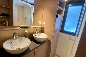 HY•Lødge Spa-6pers salle de bain avec double vasque